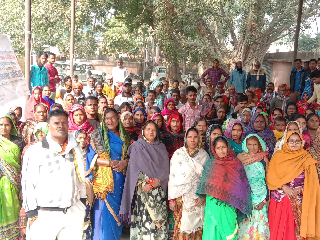 गोंडा: एक वर्ष से अनिश्चितकालीन धरने पर बैठे पीड़ित अन्नदाताओं की सुधि नहीं ले रहा शासन-प्रशासन*