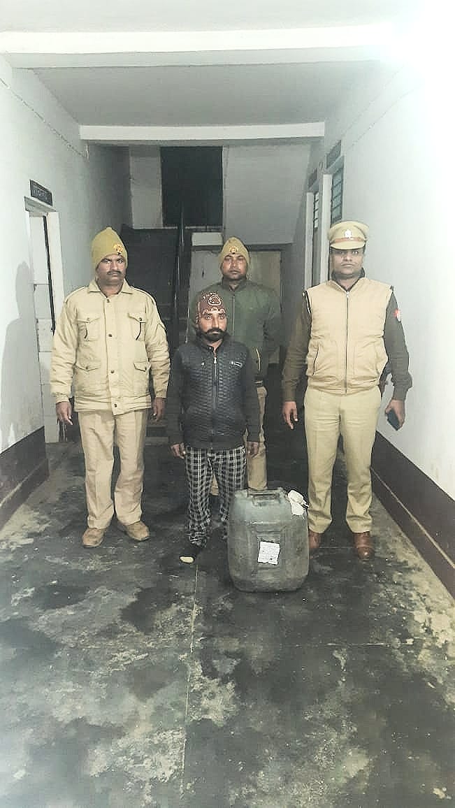 पीलीभीत: माधौटाडा 50 लीटर अवैध कच्ची शराब की बिक्री करते पकड़ा गया दलबीर सिंह उर्फ सोनी