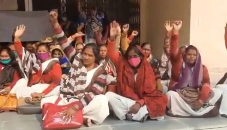 रायबरेली :मानदेय को लेकर आशा बहुओं का फूटा गुस्सा सीएससी गौरा में ताला जड़कर किया विरोध प्रदर्शन