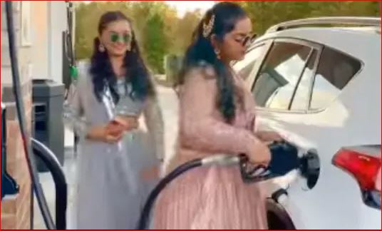 पेट्रोल पंप पर खुद ही कार में पेट्रोल भरते नजर आई 'दुल्हन'! बेहद मजेदार है