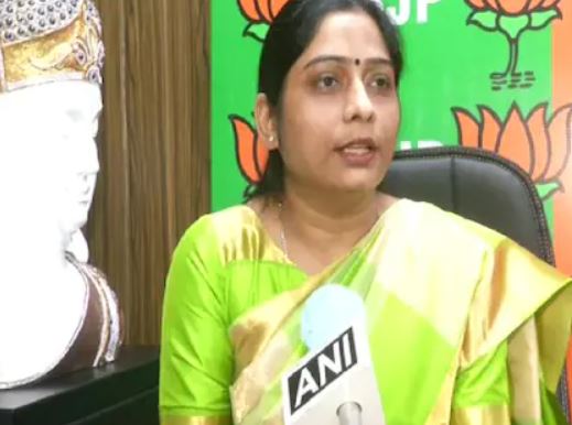 संघमित्रा मौर्य की सांसदी पड़ सकती है खतरे में ? उनकी दूसरी शादी  हुई है , ऐसा आरोप लगाया है संघमित्रा मौर्य के पति होने का दावा करने वाले व्यक्ति  दीपक ने