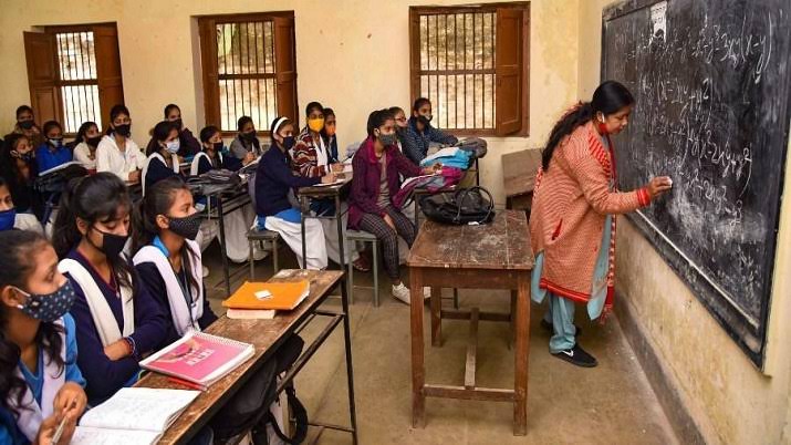 शिवपुरी :-  कलेक्टर अक्षय कुमार सिंह के निर्देशानुसार जिले में संचालित सभी स्कूलों में कक्षा का समय 10 बजे के बाद ही रखा जायेगा