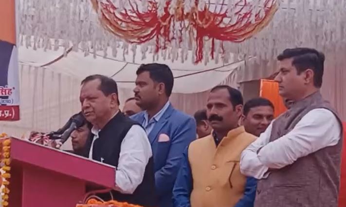 रायबरेली: कैबिनेट मंत्री ने देश के प्रथम चीफ ऑफ डिफेंस स्टाफ जनरल बिपिन रावत व उनकी धर्मपत्नी तथा सैन्य कर्मियों के कुन्नूर तमिलनाडु में हुई हेलीकॉप्टर दुर्घटना में निधन पर गहरा शोक व्यक्त करते हुए दो मिनट रखा मौन