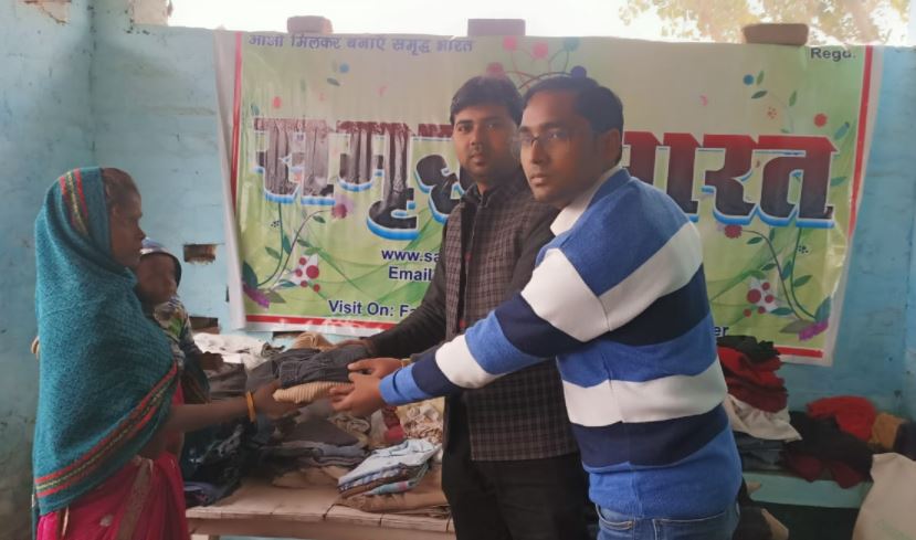 मैनपुरी:गरीबों को सम्रद्ध भारत ट्रस्ट द्वारा किया गया कपड़ा वितरण