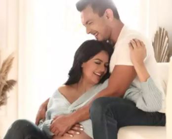 बेबी शॉवर सेरेमनी में आदित्य नारायण ने पत्नी पर लुटाया खूब प्यार, श्वेता अग्रवाल के चेहरे पर दिखा ग्लो
