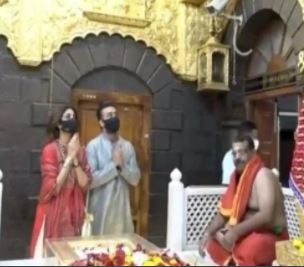 साईं बाबा के दर्शन करने पति राज कुंद्रा के साथ पहुंचीं शिल्पा शेट्टी