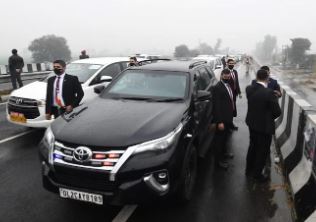 महज 30 किलोमीटर था पीएम मोदी का जहां काफिला रुका वहां से पाक बार्डर, सामने आईं राजनीतिक प्रतिक्रियाएं