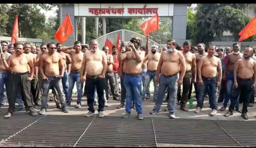 कोरबा: SECL कुसमुंडा के मुख्य द्वार पर अर्धनग्न प्रदर्शन