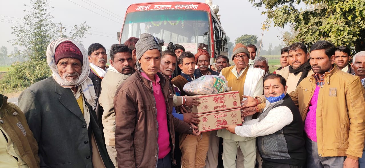 पीलीभीत : नए साल पर जन्मे बच्चों को दिए गर्म कपड़े