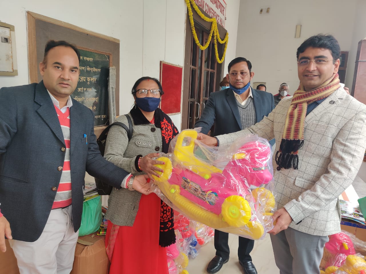प्रयागराज : जिलाधिकारी प्रयागराज द्वारा 15 आंगनबाड़ी कार्यकत्रियों को खिलौने साइकिल बर्तन आदि का किया गया वितरण