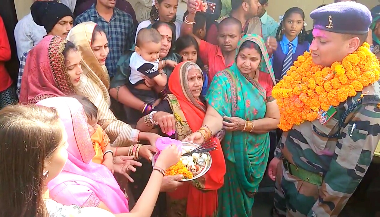 रायपुर:सेवानिवृत्त होकर गृहग्राम लौटे सेना के जवान, स्वागत के लिए उमड़ा पड़ा पूरा गांव