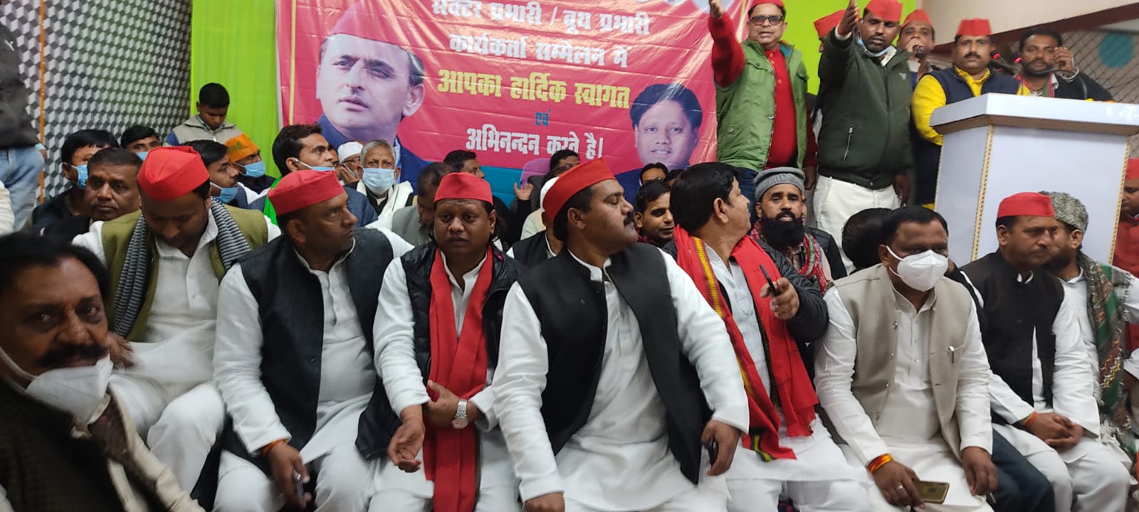 बरेली - आँवला घनश्याम पैलेस में समाजवादी पार्टी का सेक्टर प्रभारी व बूथ प्रभारी कार्यकर्ता सम्मेलन हुआ भारी संख्या में सम्मेलन में पहुंचे सपाई।