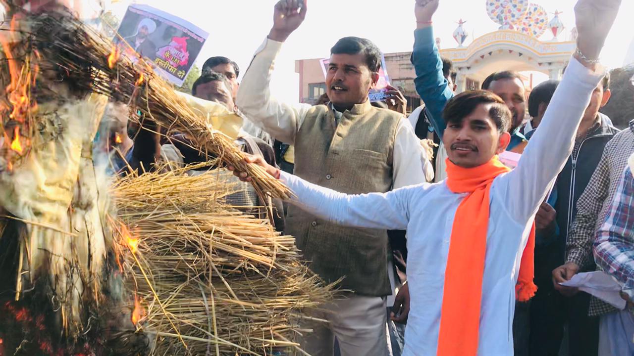 बरेली - 126 विधानसभा आँवला मैं मेन चौराहा रामनगर में पंजाब के सीएम का बीजेपी समर्थकों ने फूका पुतला।