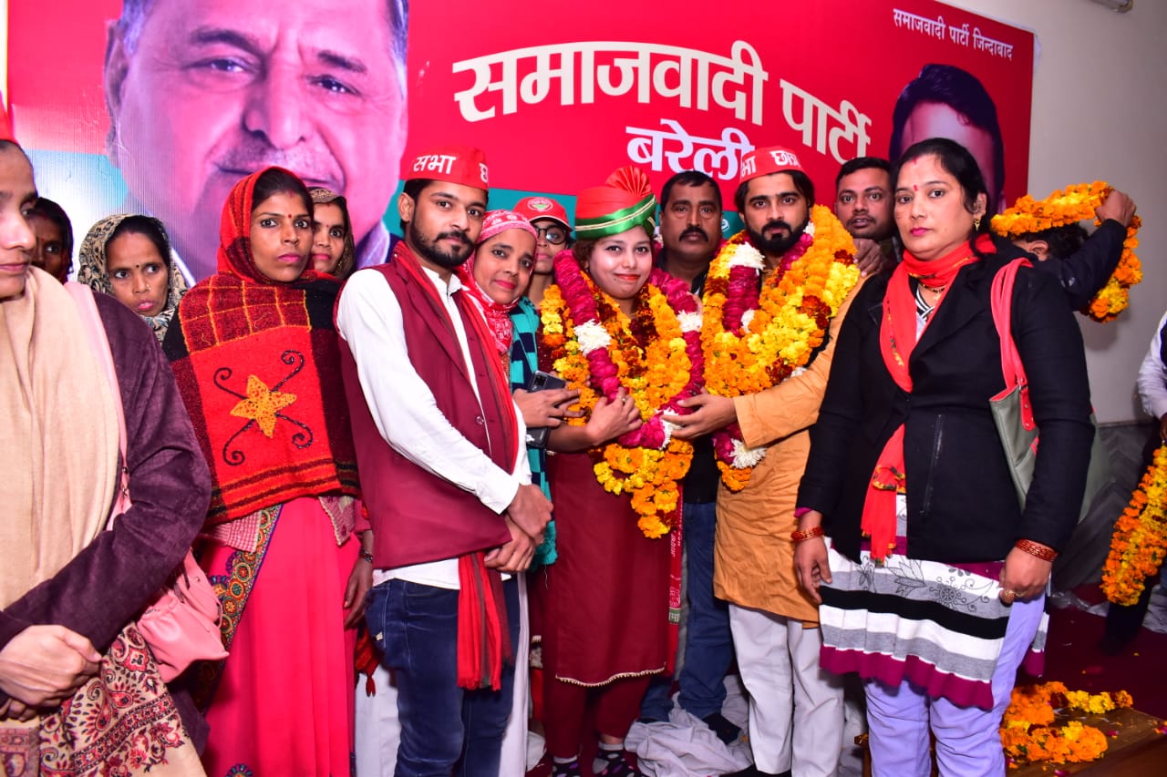 बरेली/आँवला - छात्रसभा के राष्ट्रीय पदाधिकारियों का सपा कार्यालय पर हुआ भव्य स्वागत।