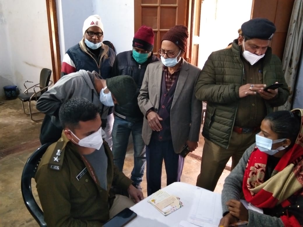 फर्रुखाबाद: पुलिस अधीक्षक,सीएमओ ने ली प्री काशन डोज
