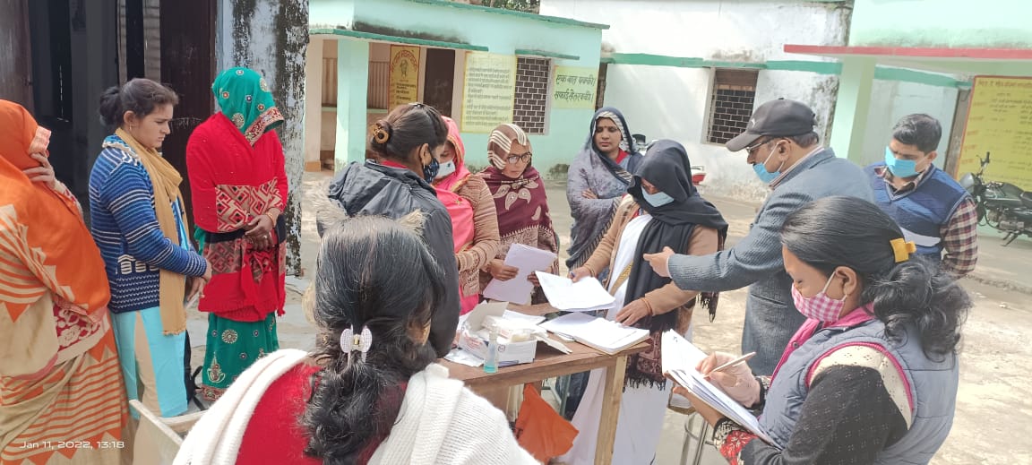 फर्रुखाबाद :कोविड टीकाकरण में निजी अस्पताल के स्टाफ ने भी किया सहयोग ,सीडीओ ने अपनी देखरेख में टीमें की रवाना,एसीएमओ ने जरारी और दरौरा में लगे टीकाकरण बूथों का किया निरीक्षण