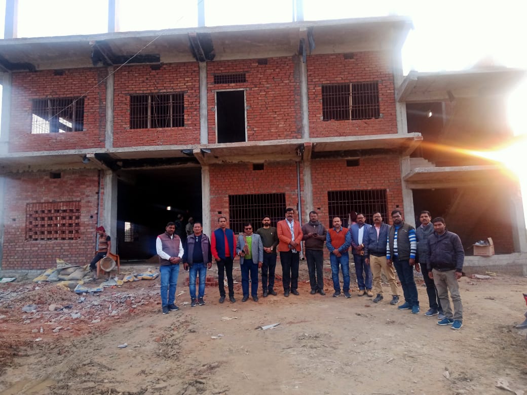 जौनपुर: मौर्य बंधुत्व क्लब प्रतापगढ़, के संस्थापक राम संजीवन मौर्य देखने पहुंचे जौनपुर में बन रहे सम्राट अशोक भवन