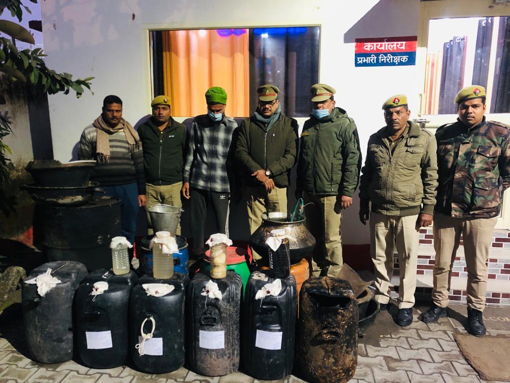पीलीभीत:अपर पुलिस महानिदेशक बरेली जोन द्वारा चलाए जा रहे अवैध कच्ची शराब के खिलाफ अभियान में पकड़ी सैकड़ों लीटर शराब व लहन