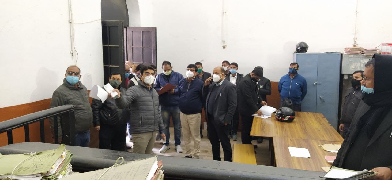 प्रयागराज : जिलाधिकारी ने नामांकन कक्षों सहित मुण्डेरा मंडी स्थित स्ट्रांग रूम का किया निरीक्षण