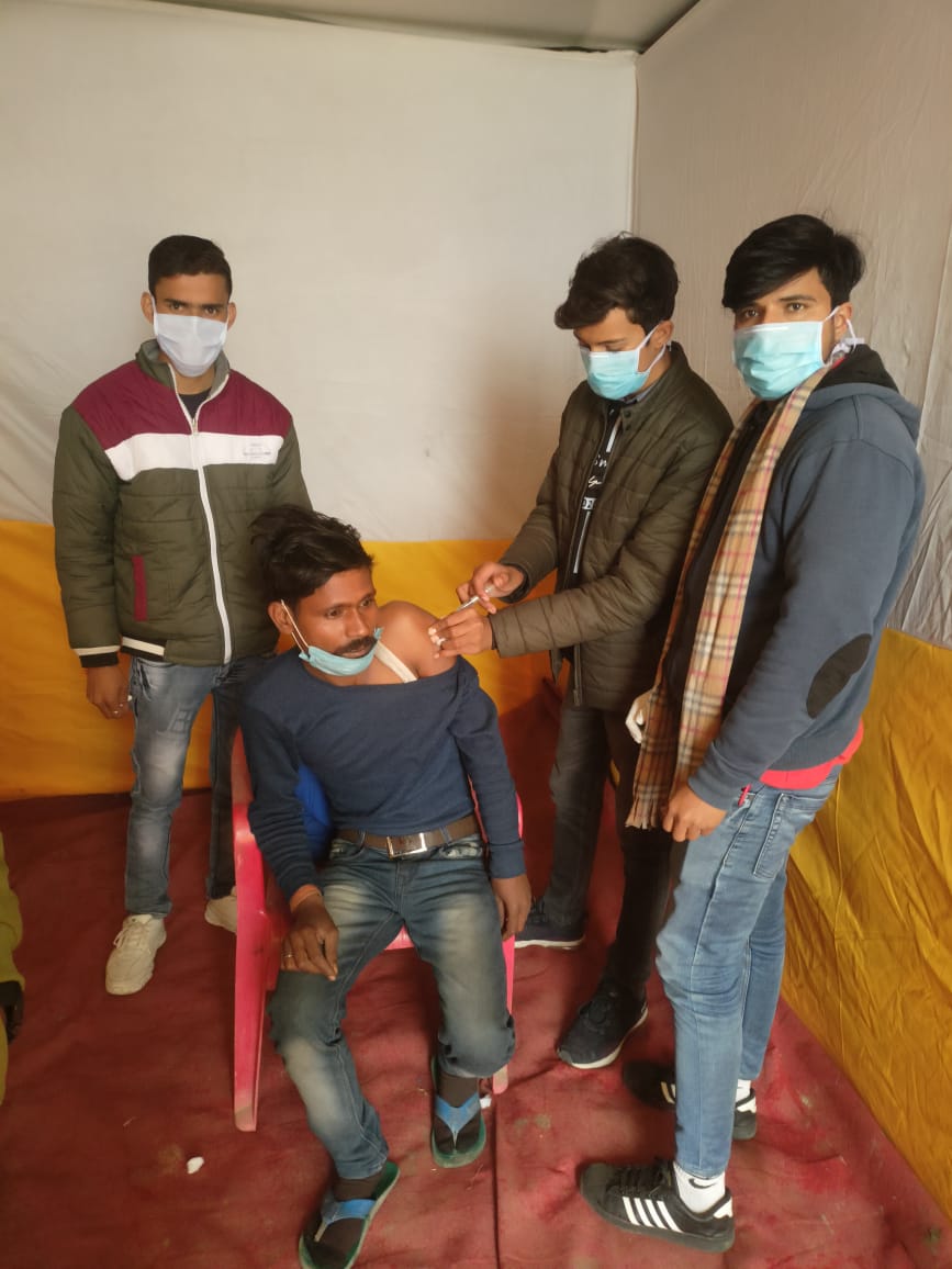 फर्रुखाबाद :कोरोना पर काबू पाने को प्रशासन ने झोंकी ताकत - स्वास्थ्य कर्मी मेला रामनगरिया में भी कोविड टीकाकरण में जुटे