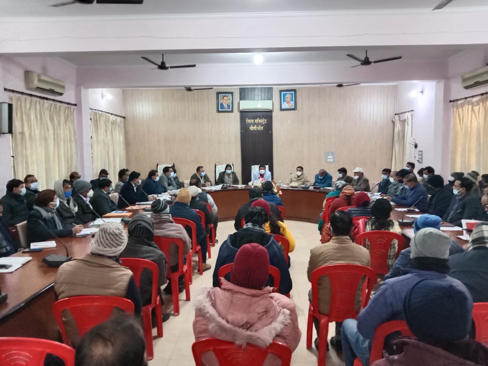 पीलीभीत:विधान सभा चुनाव2022में वाहन व्यवस्था हेतु विशेष बैठक।