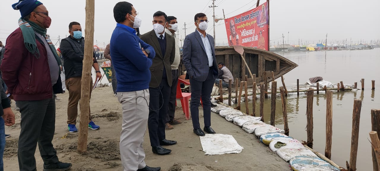 प्रयागराज: जलस्तर में वृद्धि से उत्पन्न हुई समस्याओं के निदान के दृष्टिगत मंडलायुक्त ने मेला क्षेत्र का भ्रमण किया।