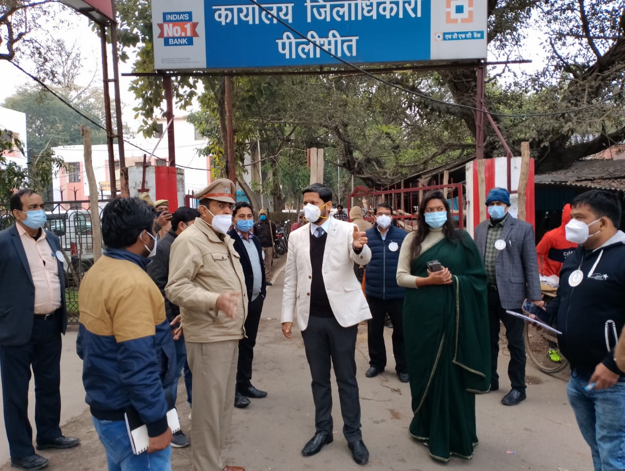 पीलीभीत : जिला निर्वाचन अधिकारी द्वारा कलेक्ट्रेट में वैरिकेटिंग व नामाकंन कक्षों का निरीक्षण कर व्यवस्थाओं का लिया गया जायजा।