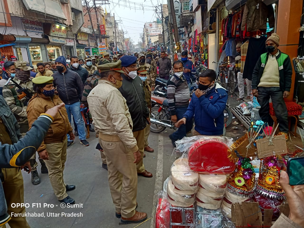 फर्रुखाबाद :गणतंत्र दिवस की पूर्व संध्या पर सीओ सिटी के नेतृत्व में अर्धसैनिक बल ने शहर में किया पैदल गस्त