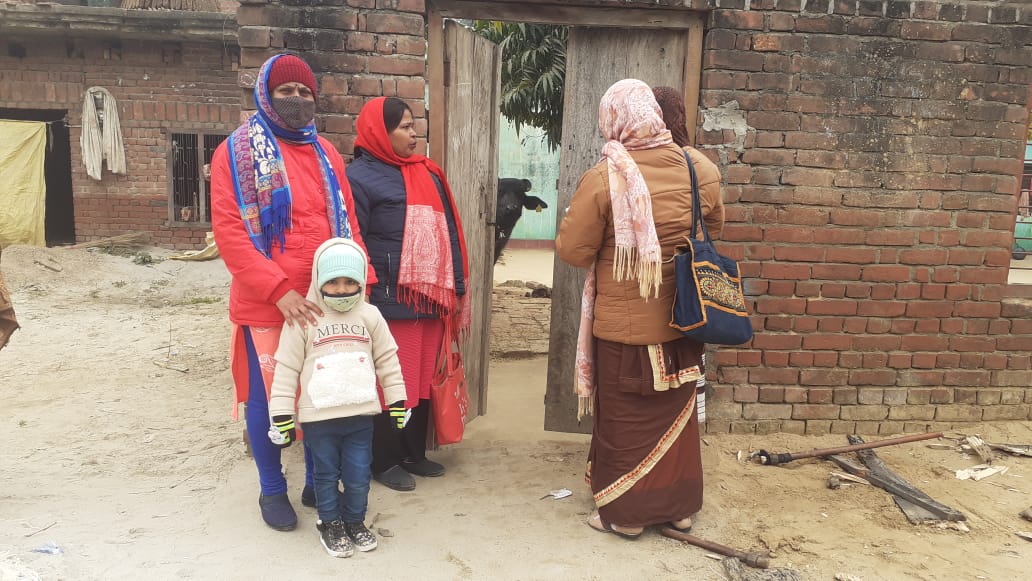 फर्रुखाबाद कोरोना की रफ्तार रोकने के लिए चल रहा सर्विलेंस अभियान आशा कार्यकर्ता घर-घर खोज रहे नियमित टीकाकरण से छोटे बच्चे