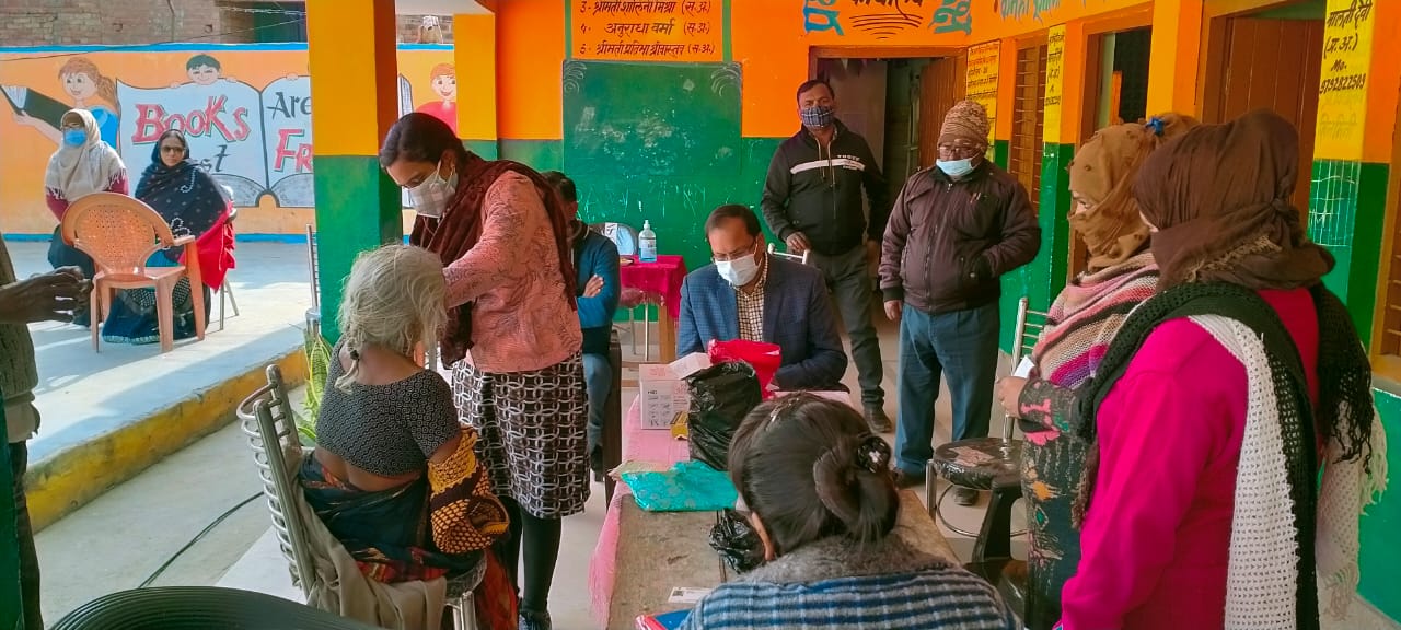 फर्रुखाबाद :टीकाकरण में न बरतें लापरवाही, टीका लगवाकर देश के प्रति निभाएं अपना धर्म दूसरी डोज समय पर लें यही हमको सुरक्षा दे सकती है –डॉ प्रभात