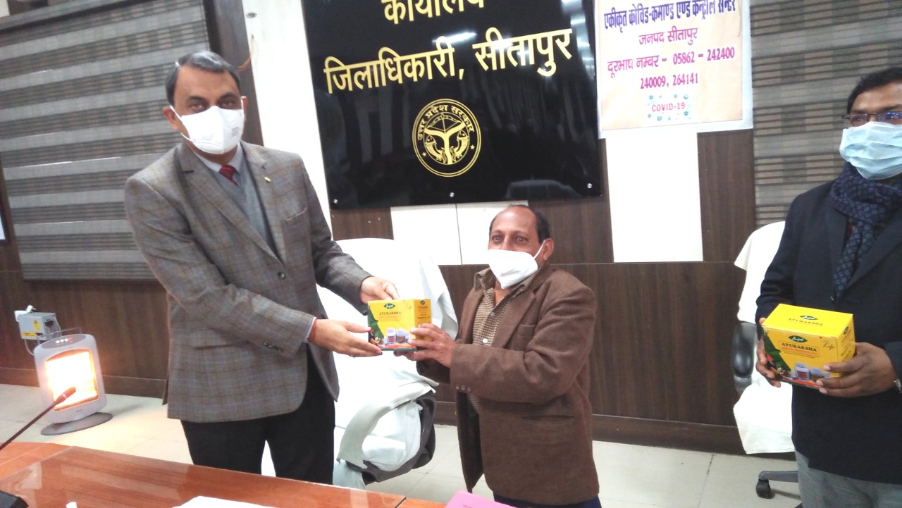 सीतापुर : आयु रक्षा किट का किया गया वितरण
