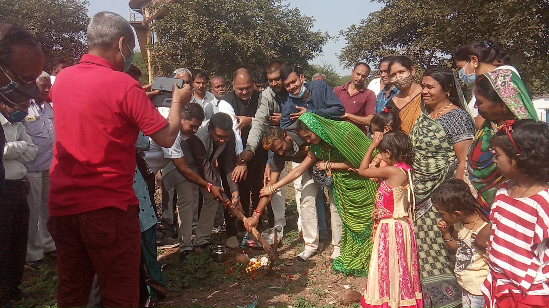 छत्तीसगढ़ के रायपुर :- ग्राम बहेसर में बाजार निर्माण के लिये किया गया भूमिपूजन