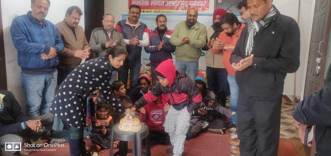 पीलीभीत  : जहां लोग नए वर्ष का स्वागत अपने मनोरंजन के साथ करते हैं, वहीं रोटरी क्लब पूरनपुर ग्रीन के सदस्यों ने मानसिक मंदित बच्चों के साथ नव वर्ष मनाकर एक अनूठी मिसाल पेश की