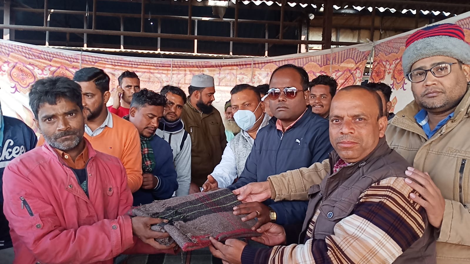 पीलीभीत :गरीबो को ठंड से बचाने के बांटा गया गर्म कपड़े, बदले में म‍िली दुआएं।