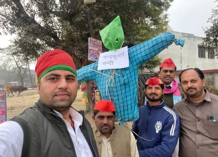 मैनपुरी: सपाइयों ने फूंका बीजेपी नेता नंद कुमार नंदी का पुतला