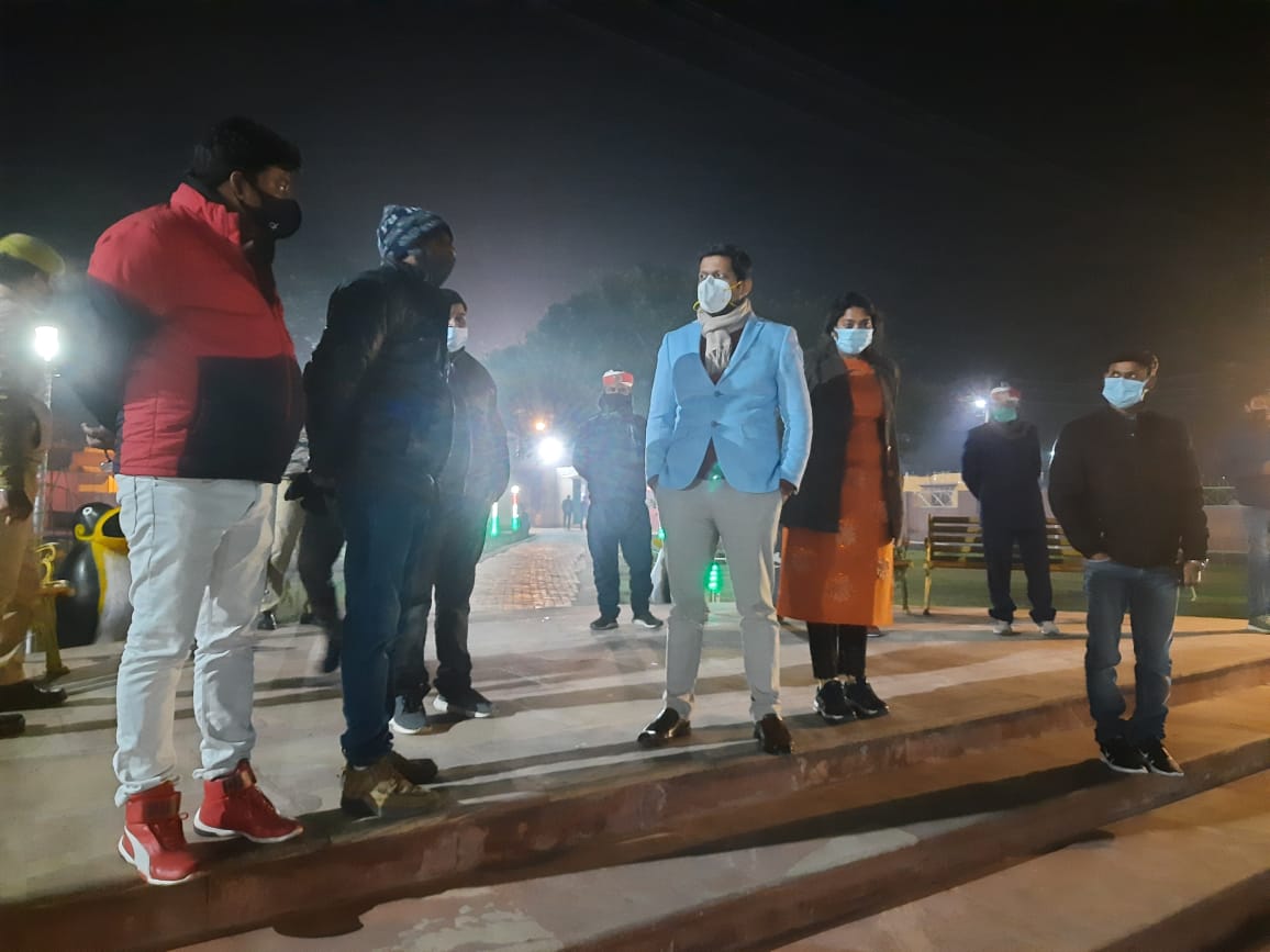 पीलीभीत:जिलाधिकारी श्री पुलकित खरे ने ठंडक के दृष्टिगत शहर के प्रमुख स्थलों का निरीक्षण कर अलाव व्यवस्था एवं रैन बसेरा  का कल देर रात किया निरीक्षण