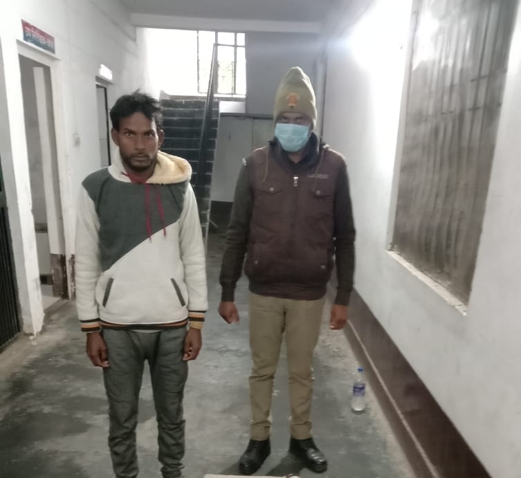 पीलीभीत:अवैध शराब नेपाली मार्का सहित पकड़ा गया युवक