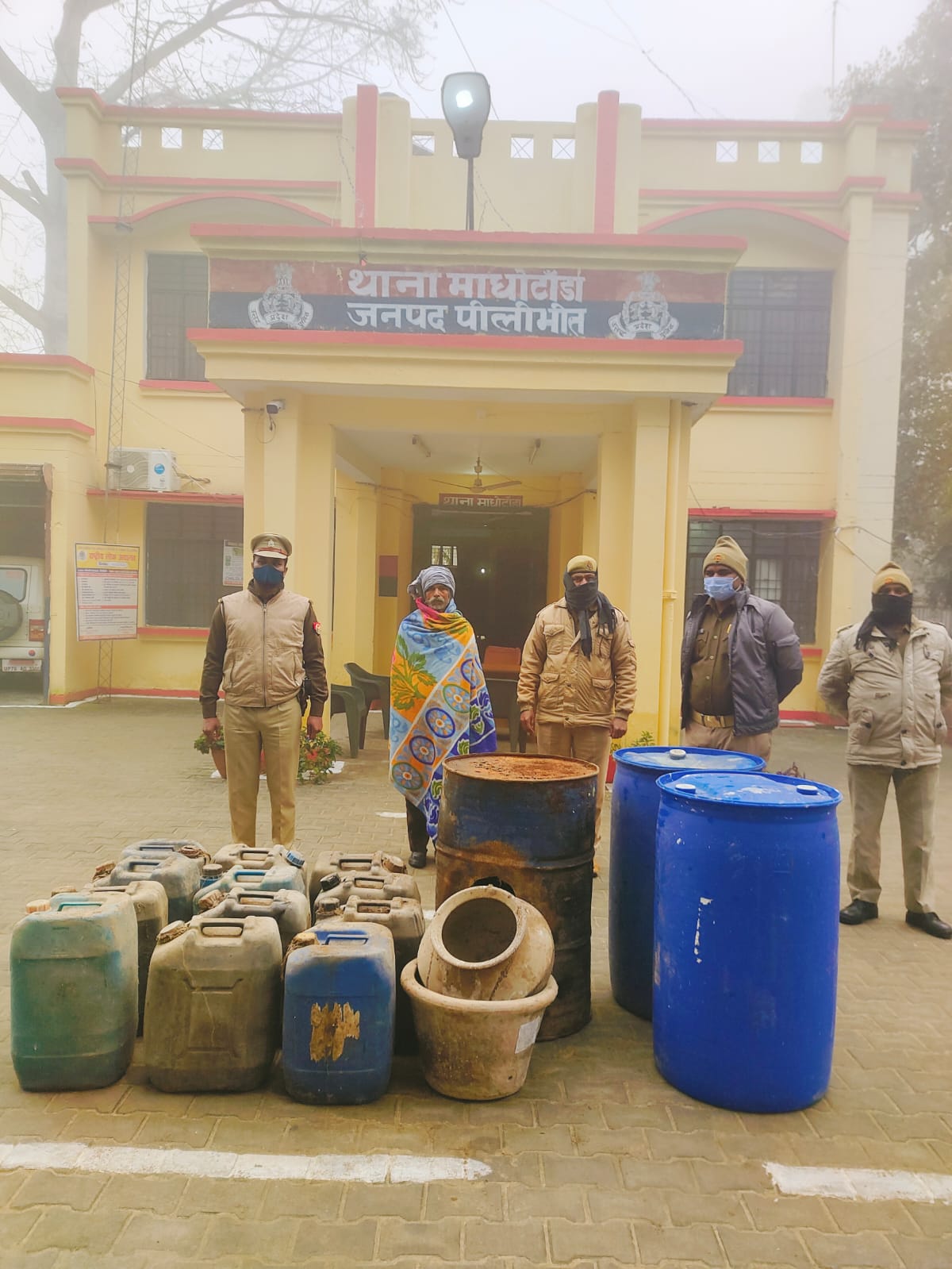 पीलीभीत :पुलिस ने अवैध कच्ची शराब के साथ युवक को किया गिरफ्तार।