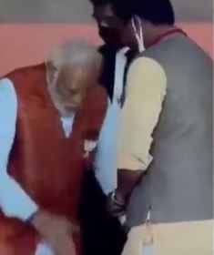 पीएम मोदी ने उन्नाव में मंच पर क्याें छुए जिलाध्यक्ष के पैर, क्या है पूरा मामला