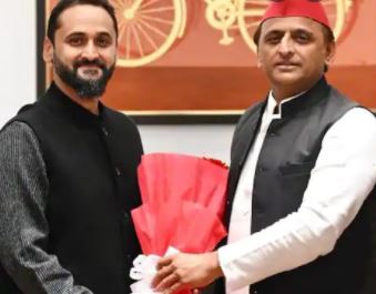 अखिलेश से मिले सांसद रीता बहुगुणा के बेटे मयंक जोशी, लखनऊ में वोटिंग से पहले BJP को झटका,