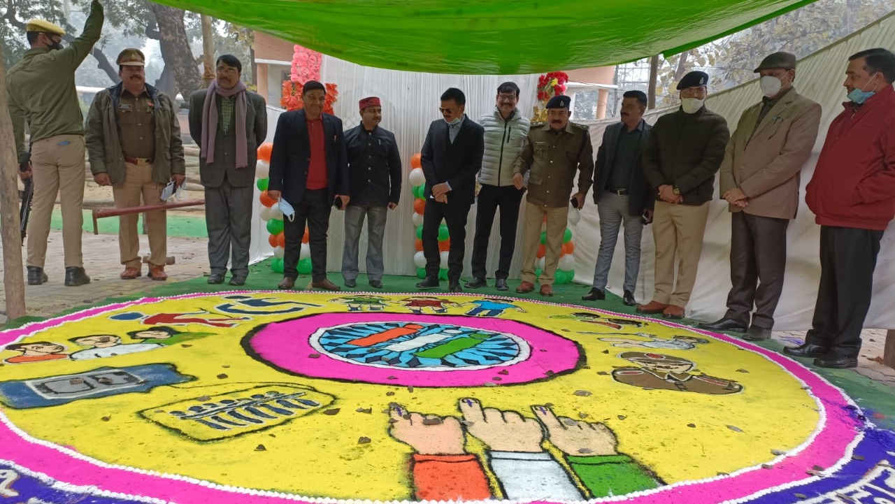 बहराइच :सारे काम छोड़ दो, सबसे पहले वोट दो- जिला निर्वाचन अधिकारी डॉ दिनेश चंद्र
