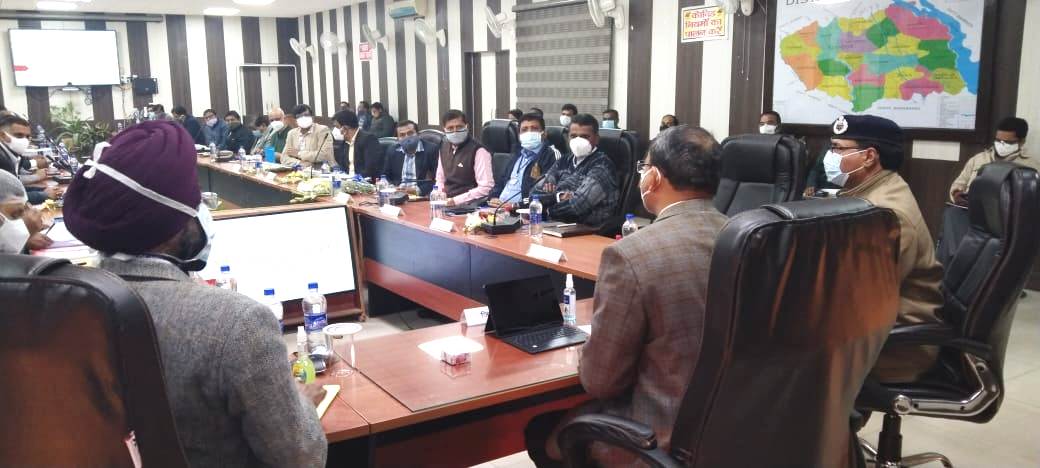 प्रयागराज: अपर जिला मजिस्टेट(प्रशासन)/उप जिला निर्वाचन अधिकारी श्री हर्षदेव पाण्डेय ने किया प्रेस कॉन्फ्रेंस