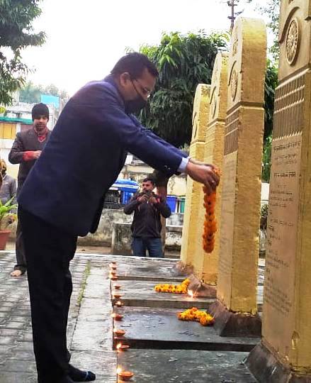 सीतापुर: चौरी-चौरा शताब्दी समारोह के समापन के अवसर पर  लालबाग पार्क स्थित शहीद स्तम्भ पर दीप प्रज्जवलन कर एवं पुष्पांजलि देकर शहीदों को नमन किया गया