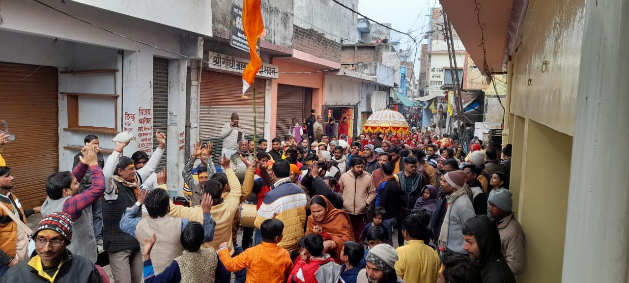 सीतापुर:साईं बाबा के मंदिर में पूजा अर्चन के साथ शोभायात्रा निकाली गई