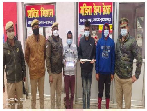 प्रयागराज- थाना मांडा पुलिस को चेकिंग के दौरान ATM बदल कर ATM से चोरी करने वाले अभियुक्त शुभम यादव, विवेक तिवारी, तथा राहुल गौतम एक 315 बोर तमंचा के सांथ भारतगंज से हुए गिरफ्तार