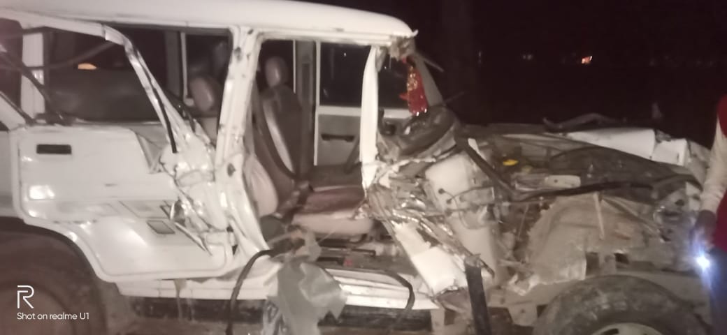 फर्रुखाबाद :नवाबगंज में ट्रैक्टर व बोलेरो की आमने सामने भिड़ंत