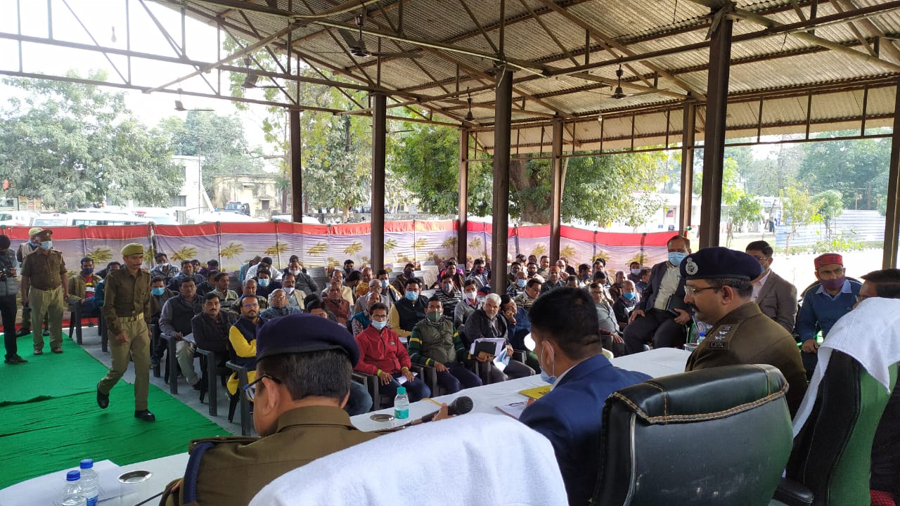 बहराइच :डा दिनेश चंद्रा स्कूल प्रबंधकों के साथ पुलिस लाइन में वार्ता