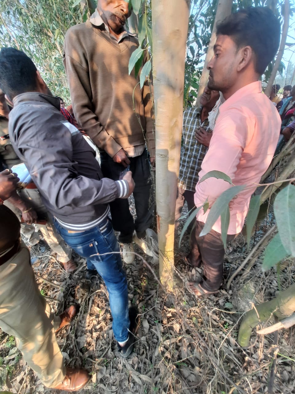 बरेली/आँवला - सिरौली थाना क्षेत्र पेड़ से लटका मिला अधेड का शव