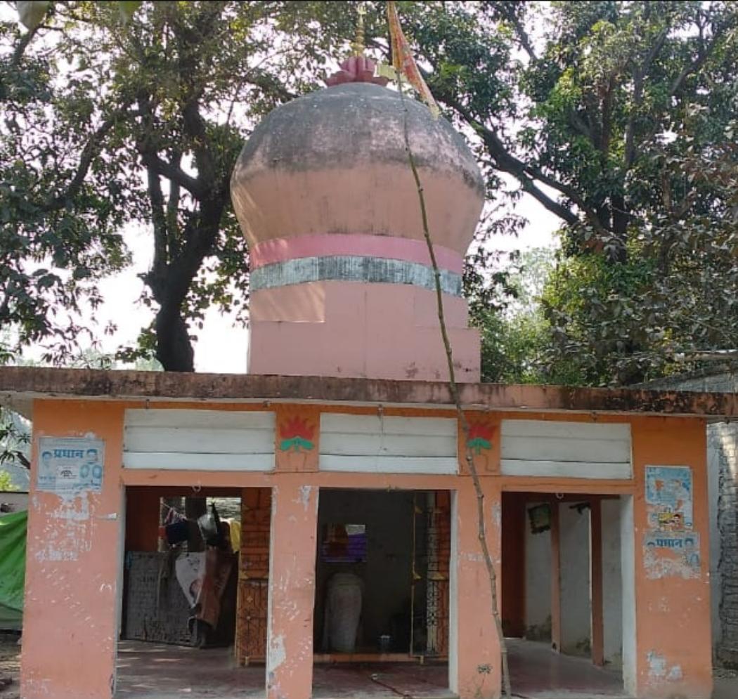 गोण्डा: मन्दिर में घण्टा चोरी करने आये चोर की छूटी मोबाइल व बाइक