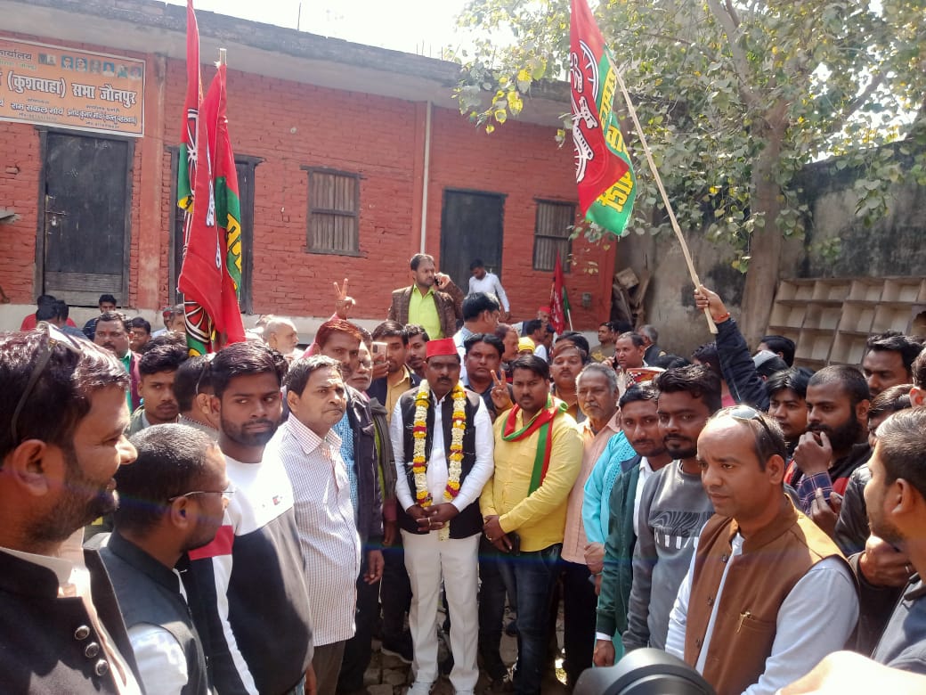 जौनपुर:सभी अटकलों का लगा विराम,तेज बहादुर मौर्य ने किया नामांकन